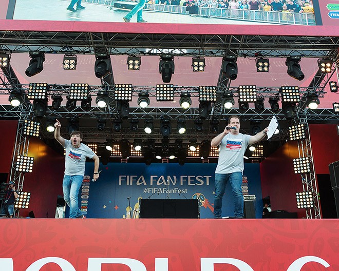 Команда ведущих на главной сцене Фестиваля болельщиков FIFA в Саранске
